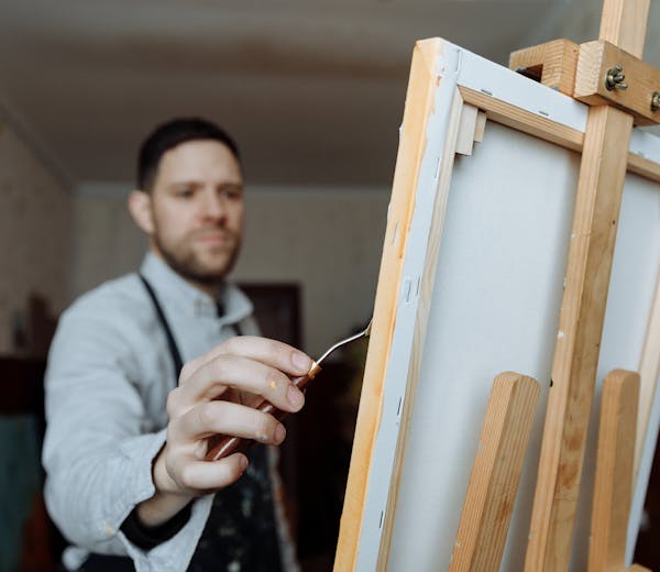 Daniel K., a comics and illustration teacher, drawing portraits in his studio